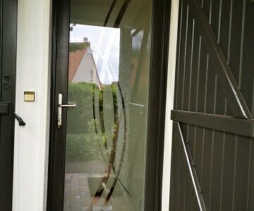 Porte vitrée anthracite avec motif dépoli.